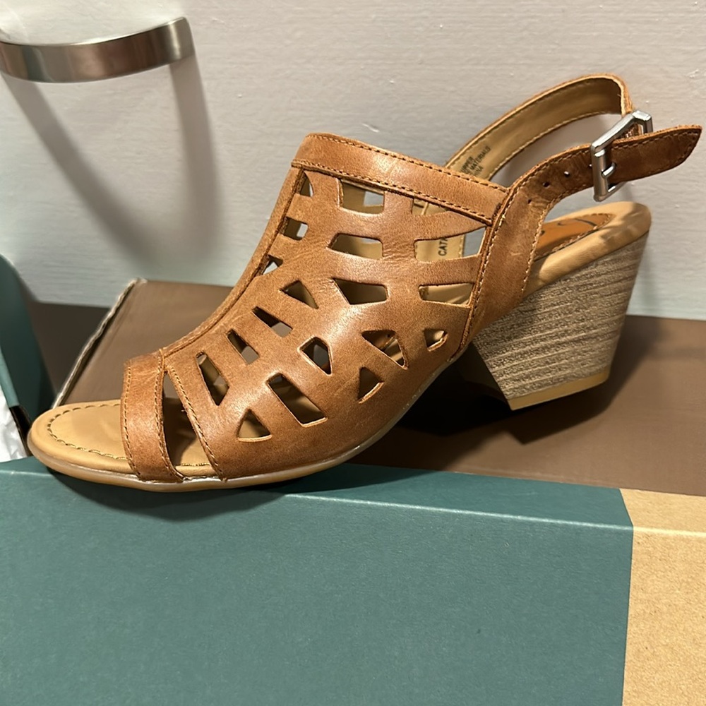 B.o.c Dixie tan cut out dress sandals. ✨NEW✨
